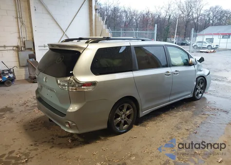 2015 Toyota Sienna Se 8 Passenger z USA, uszkodzony, nr VIN 5TDXK3DC6FS667398